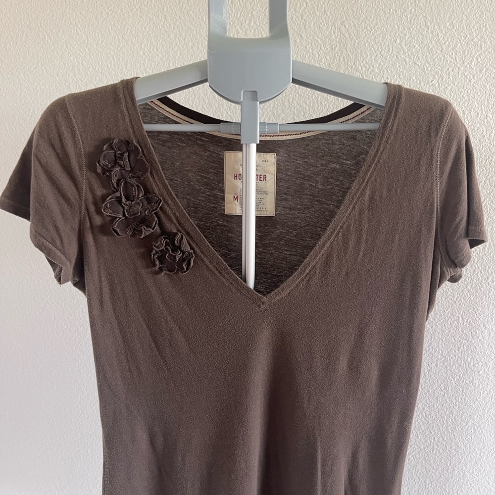 Hollister Women's Brown V-Neck Tee with Floral Accents
